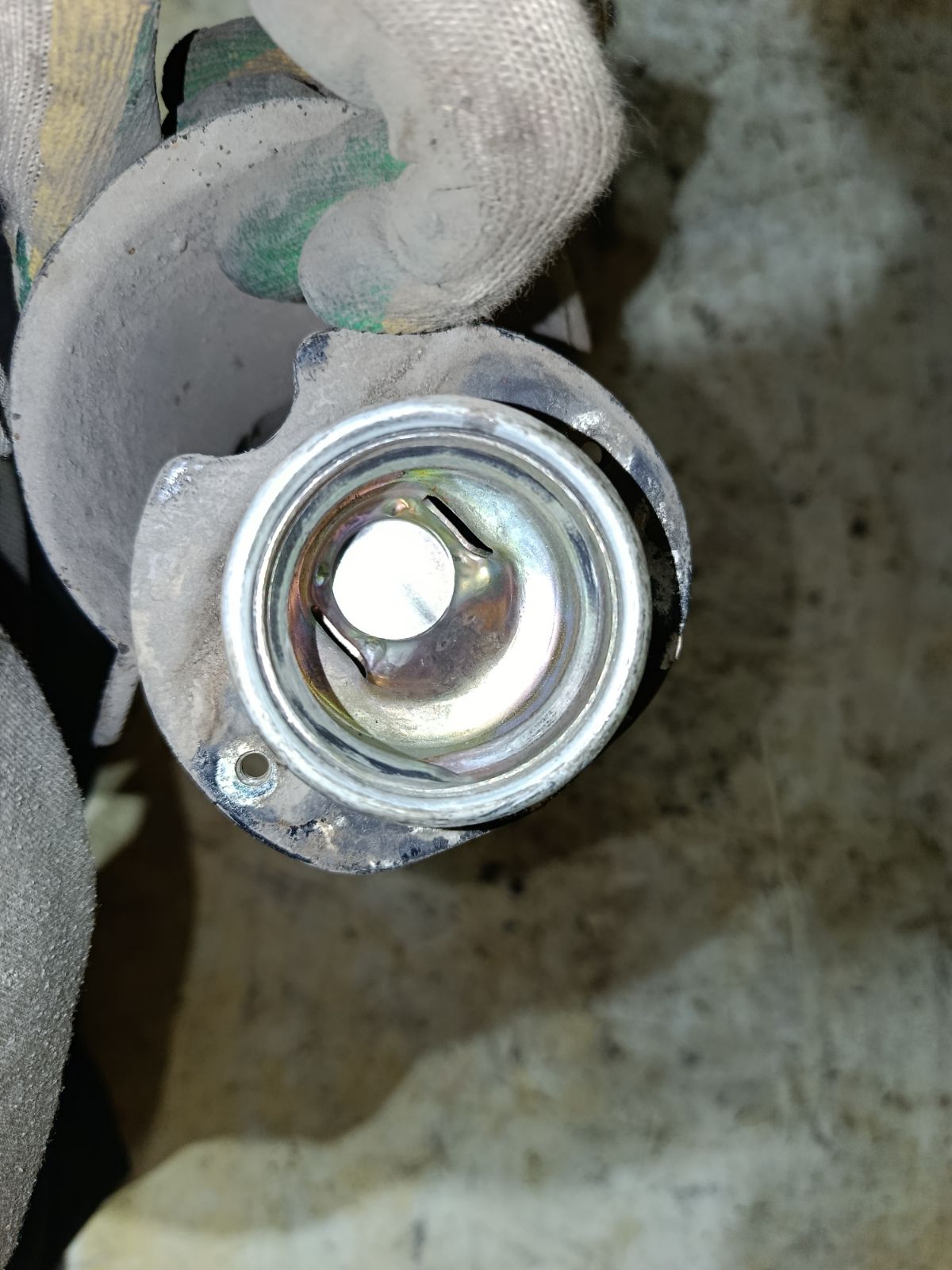 Заливная горловина топливного бака на Mazda Tribute EP3W L3 Фото 3