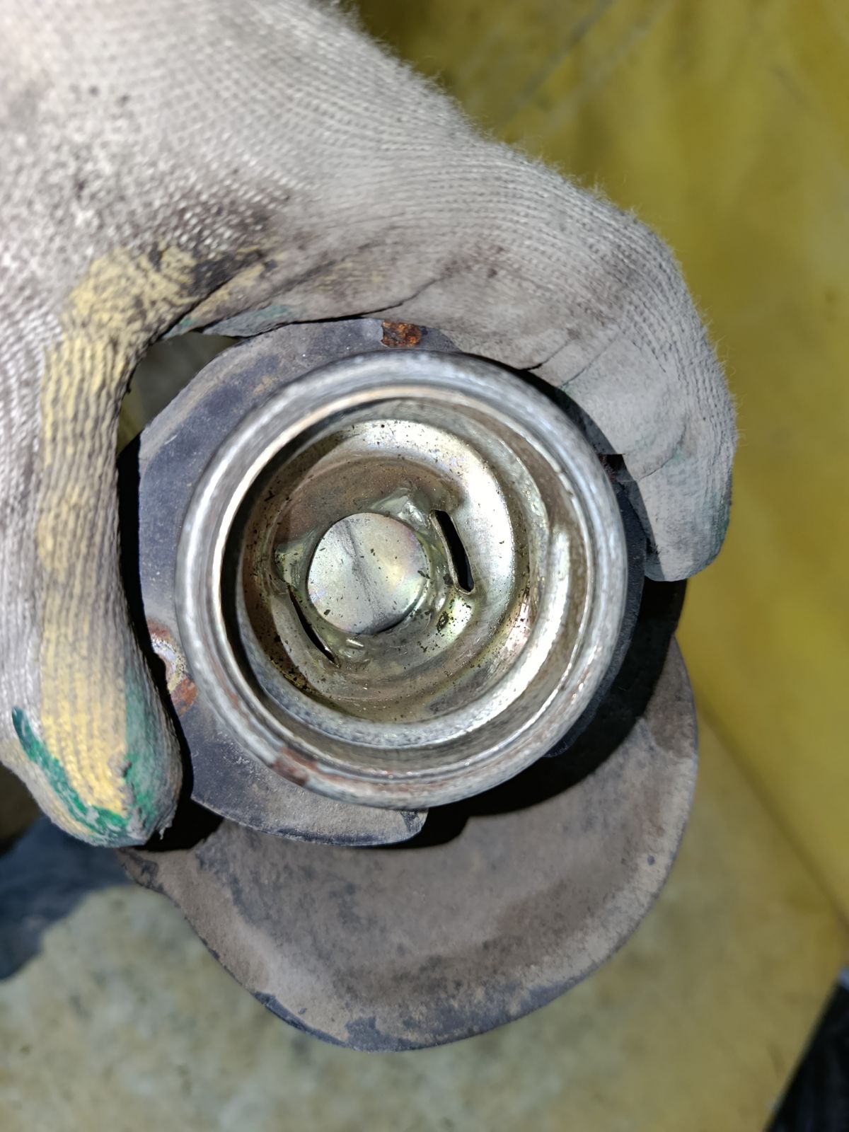 Заливная горловина топливного бака на Mazda Tribute EP3W L3 Фото 2