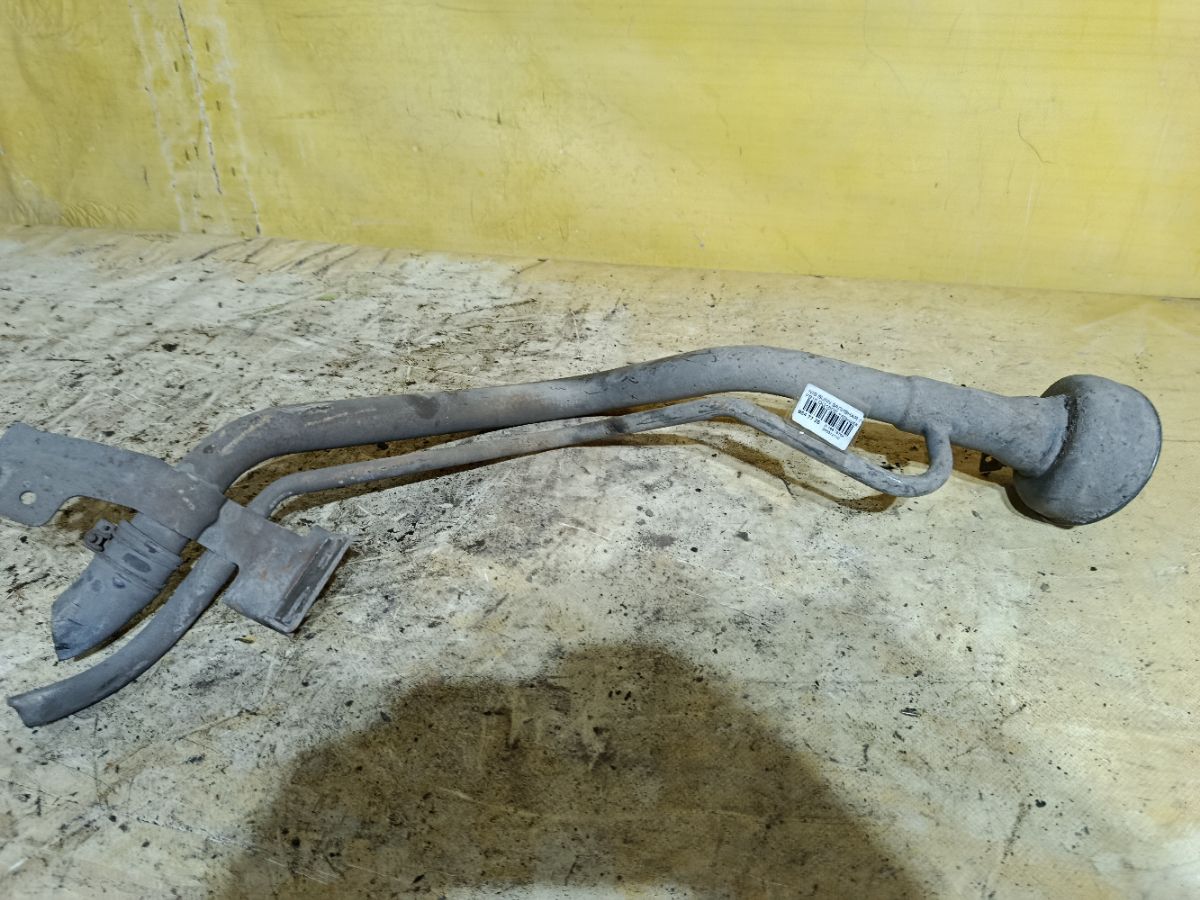 Заливная горловина топливного бака на Nissan Sunny FB15 QG15DE Фото 1