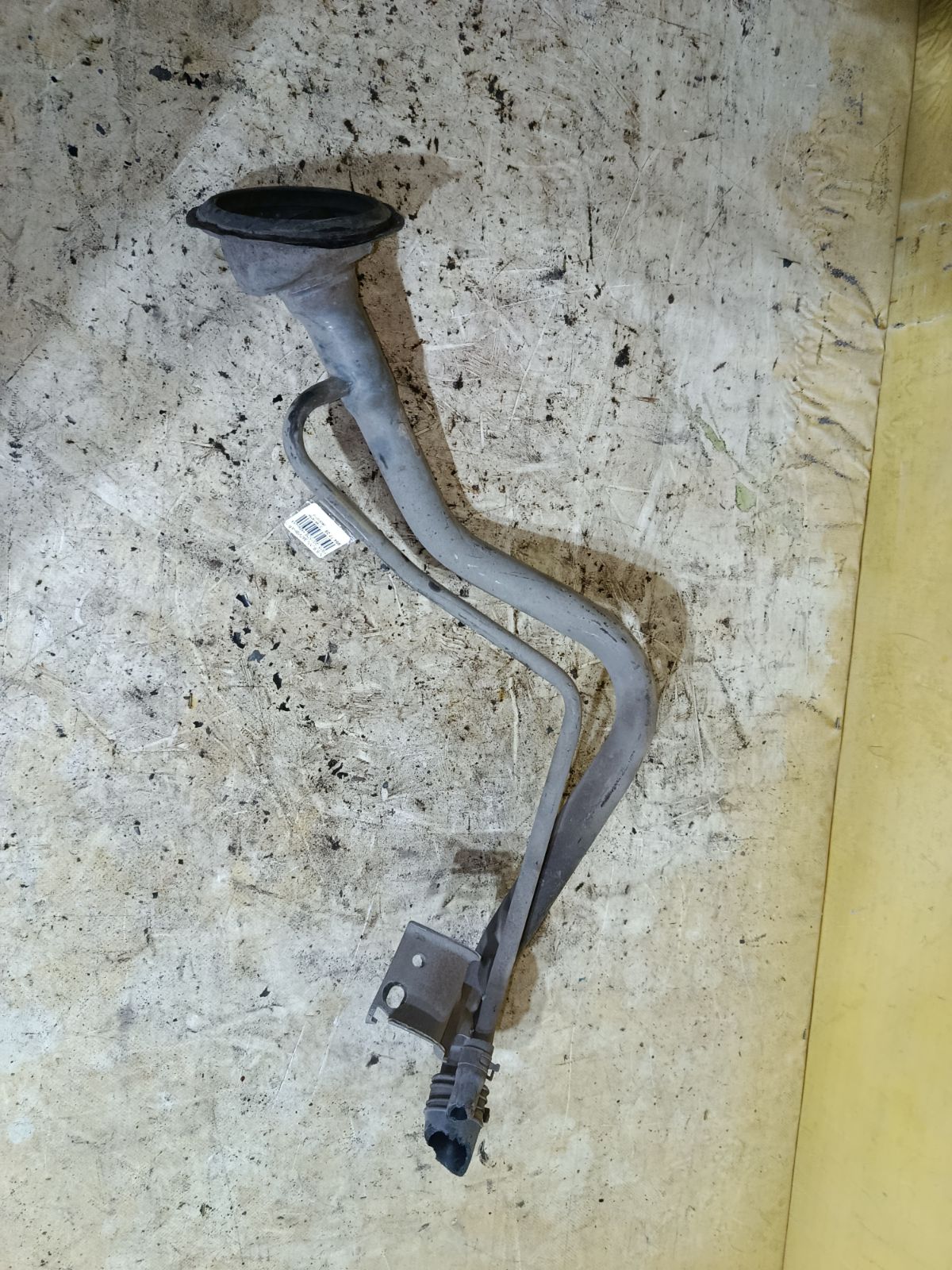 Заливная горловина топливного бака на Nissan Sunny FB15 QG15DE Фото 2