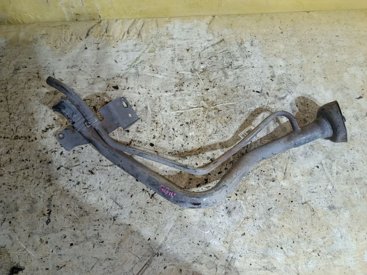 Заливная горловина топливного бака на Nissan Sunny FB15 QG15DE Фото 2