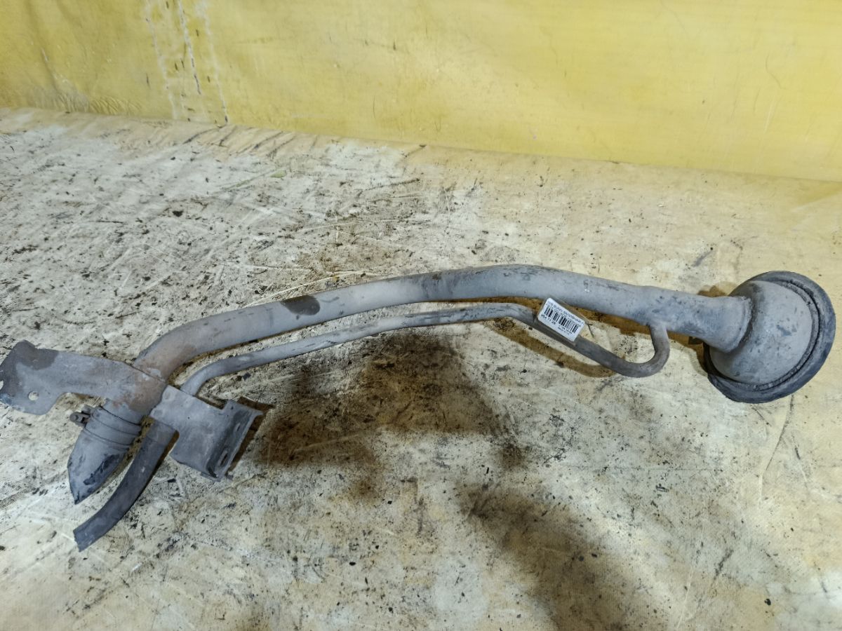 Заливная горловина топливного бака на Nissan Sunny FB15 QG15DE Фото 1