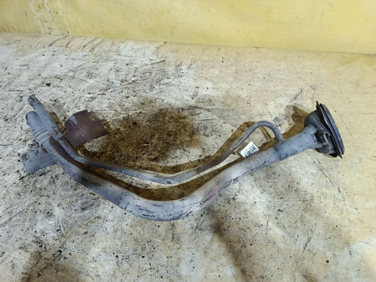 Заливная горловина топливного бака на Nissan Sunny FB15 QG15DE Фото 2