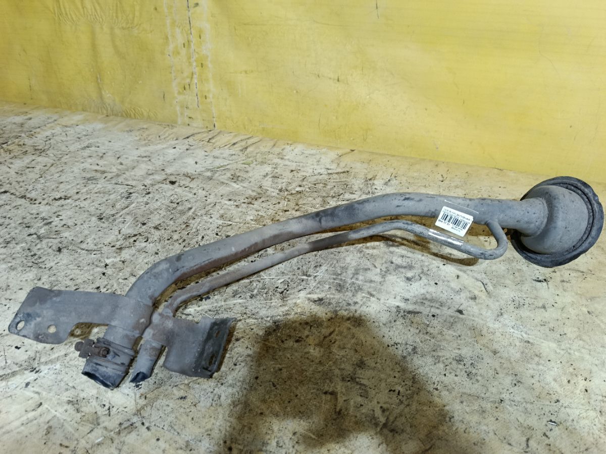 Заливная горловина топливного бака на Nissan Sunny FB15 QG15DE Фото 1