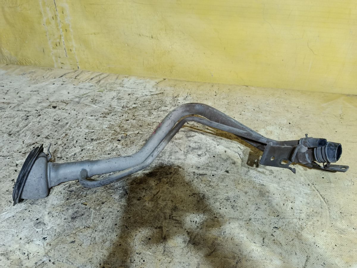 Заливная горловина топливного бака на Nissan Sunny FB15 QG15DE Фото 2