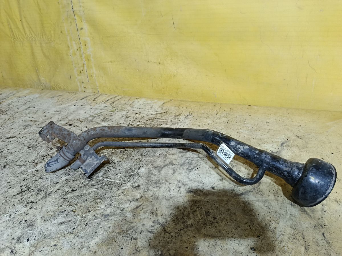 Заливная горловина топливного бака на Nissan Sunny FB15 QG15DE Фото 1