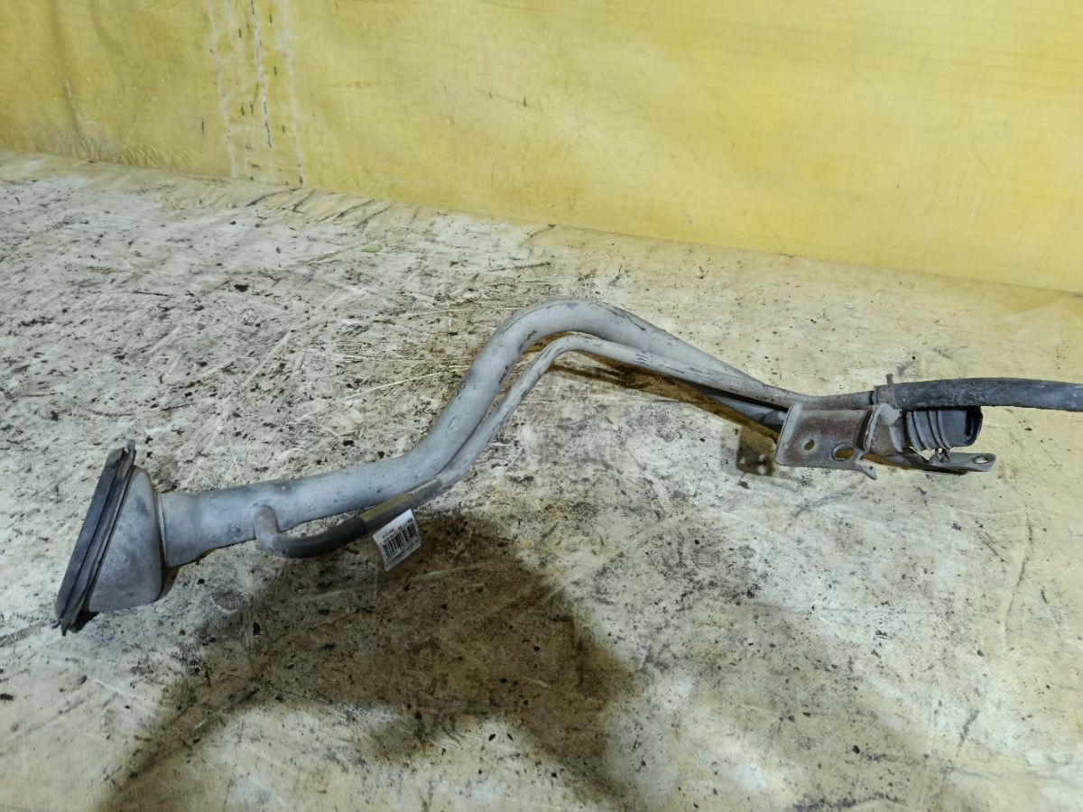 Заливная горловина топливного бака на Nissan Sunny FB15 QG15DE Фото 1