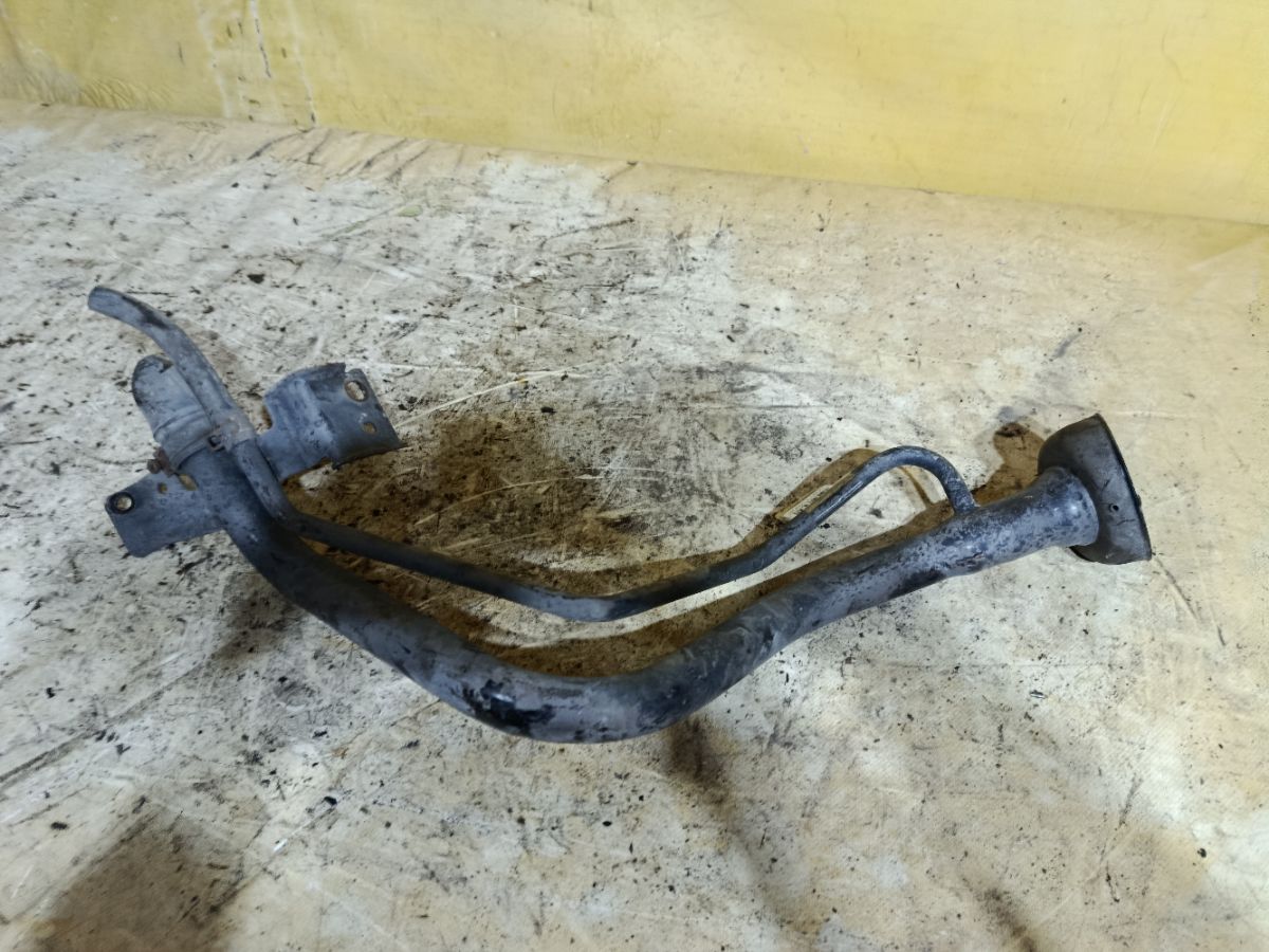 Заливная горловина топливного бака на Nissan Sunny FB15 QG15DE Фото 3