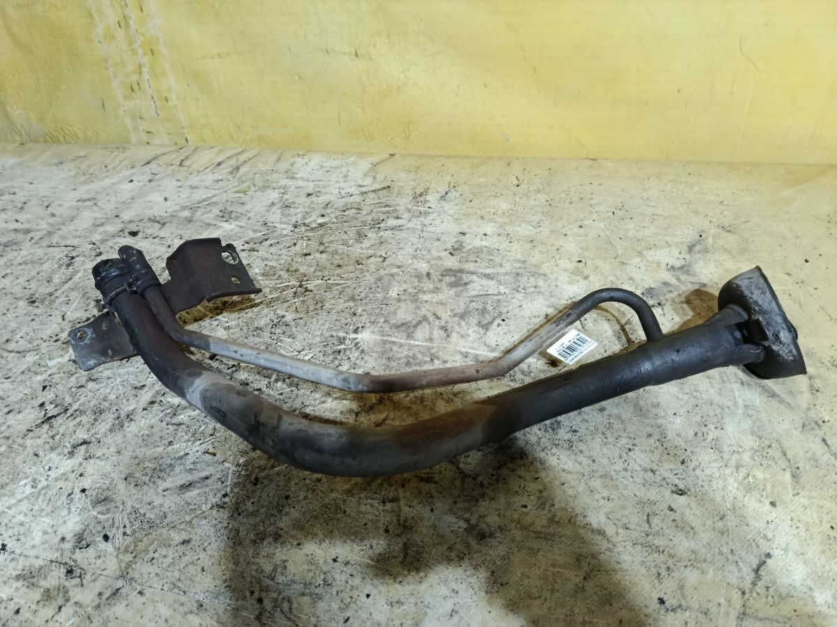 Заливная горловина топливного бака на Nissan Sunny FB15 QG15DE Фото 1