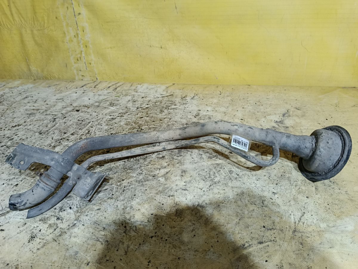 Заливная горловина топливного бака на Nissan Sunny FB15 QG15DE Фото 2