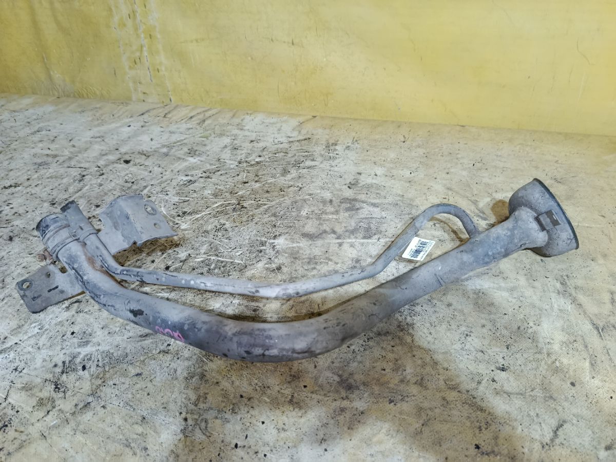 Заливная горловина топливного бака на Nissan Sunny FB15 QG15DE Фото 2