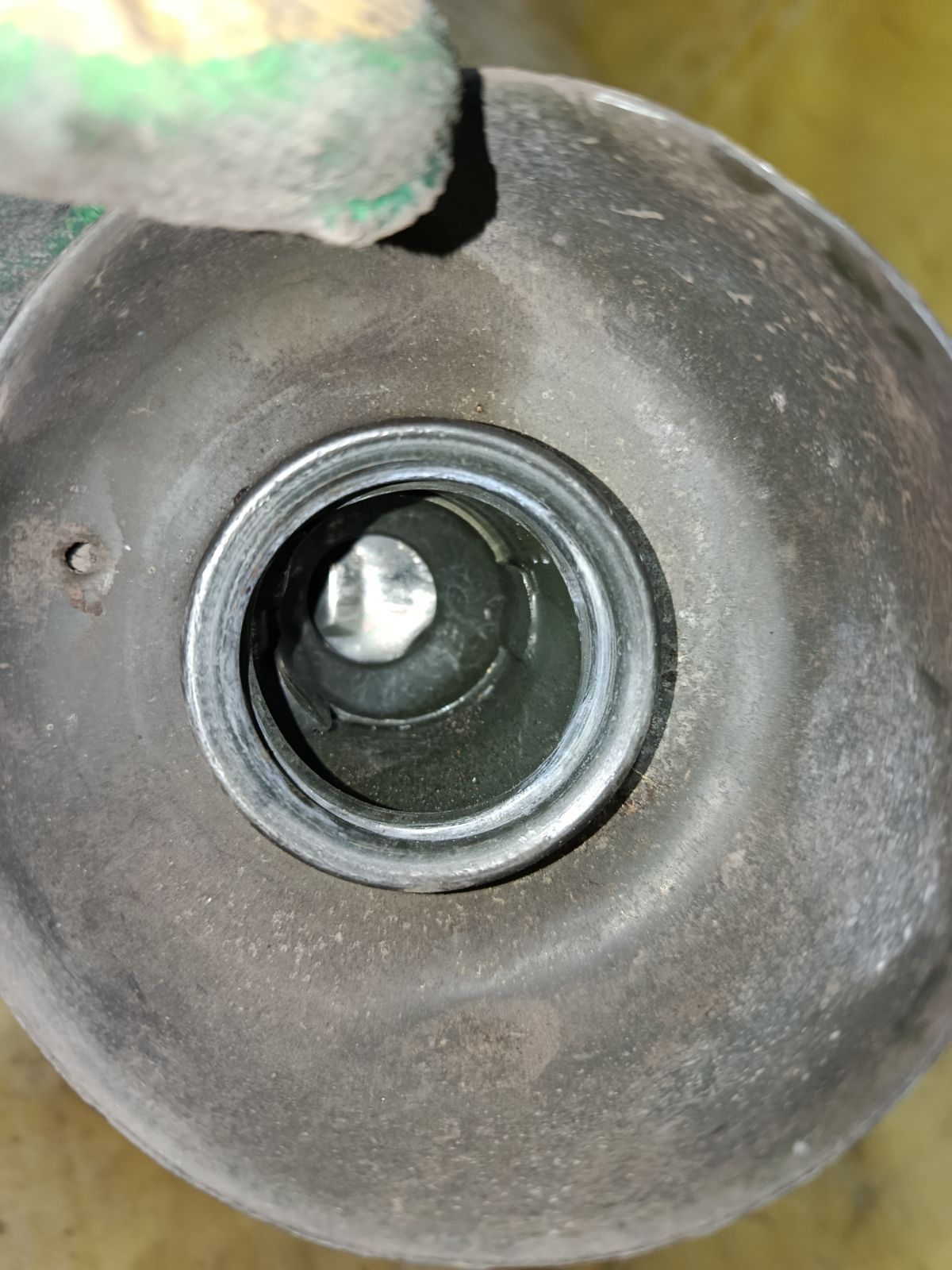 Заливная горловина топливного бака на Nissan Sunny FB15 QG15DE Фото 3