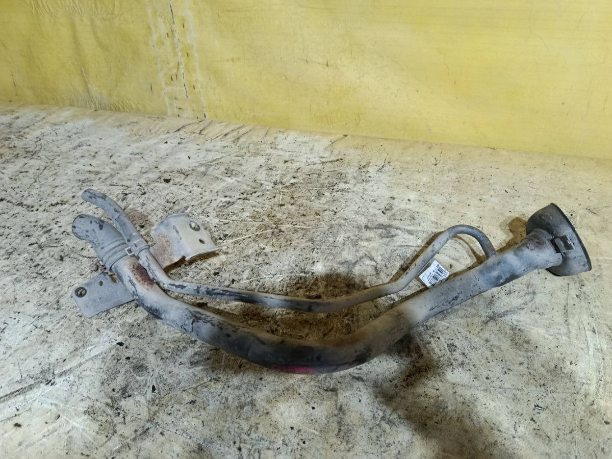 Заливная горловина топливного бака на Nissan Sunny FB15 QG15DE Фото 1