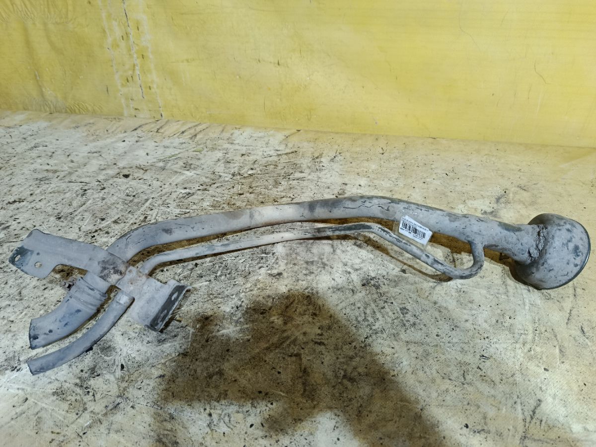 Заливная горловина топливного бака на Nissan Sunny FB15 QG15DE Фото 2