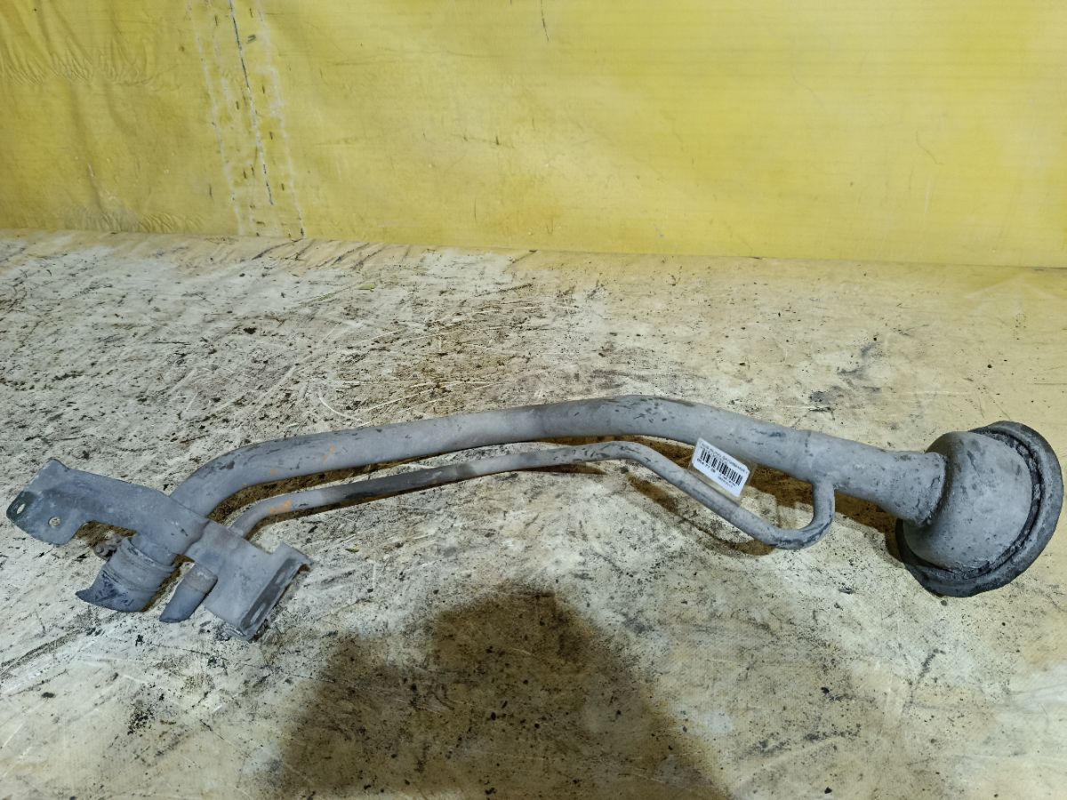 Заливная горловина топливного бака на Nissan Sunny FB15 QG15DE Фото 1