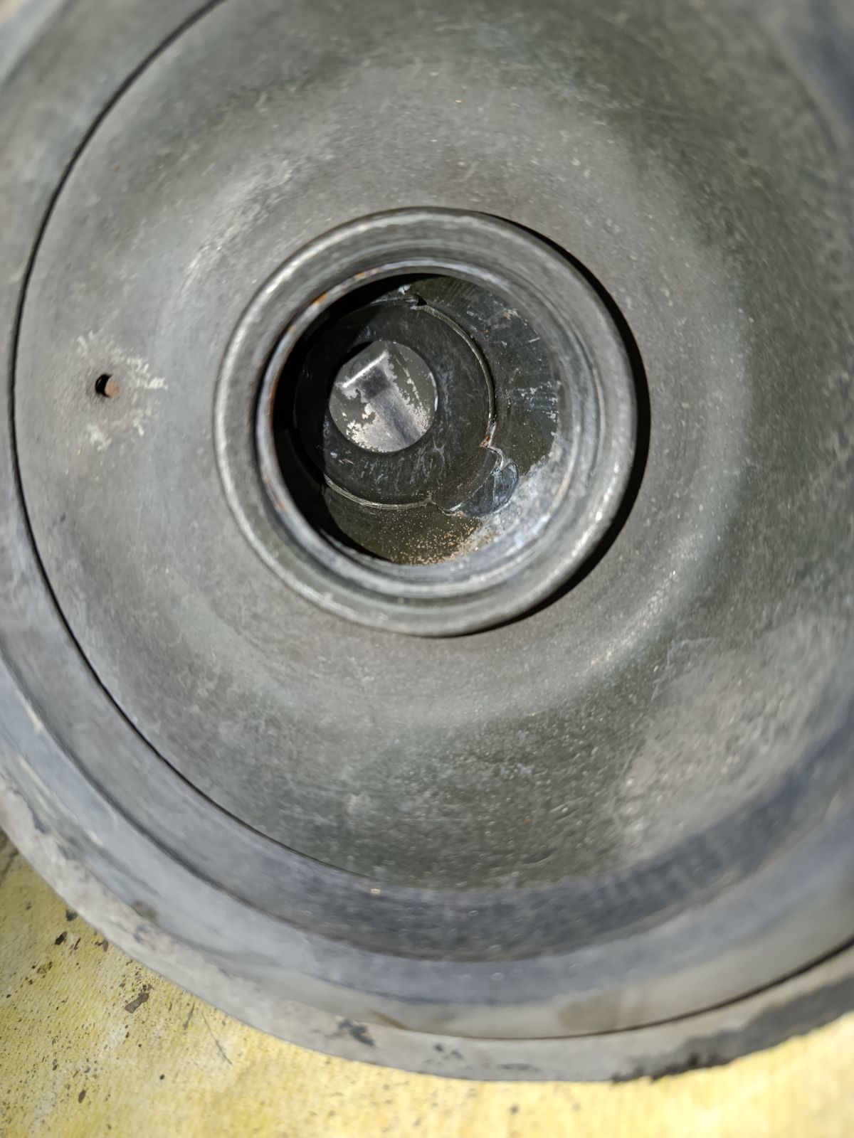 Заливная горловина топливного бака на Nissan Sunny FB15 QG15DE Фото 3