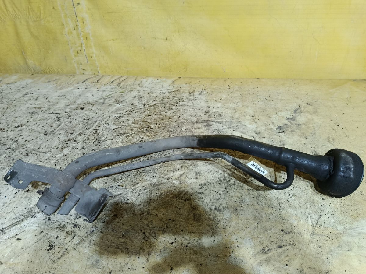 Заливная горловина топливного бака на Nissan Sunny FB15 QG15DE Фото 2