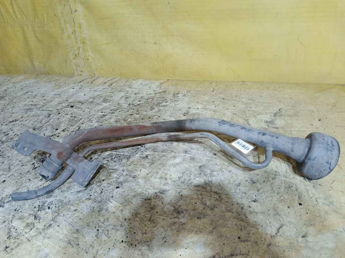 Заливная горловина топливного бака на Nissan Sunny FB15 QG15DE Фото 1