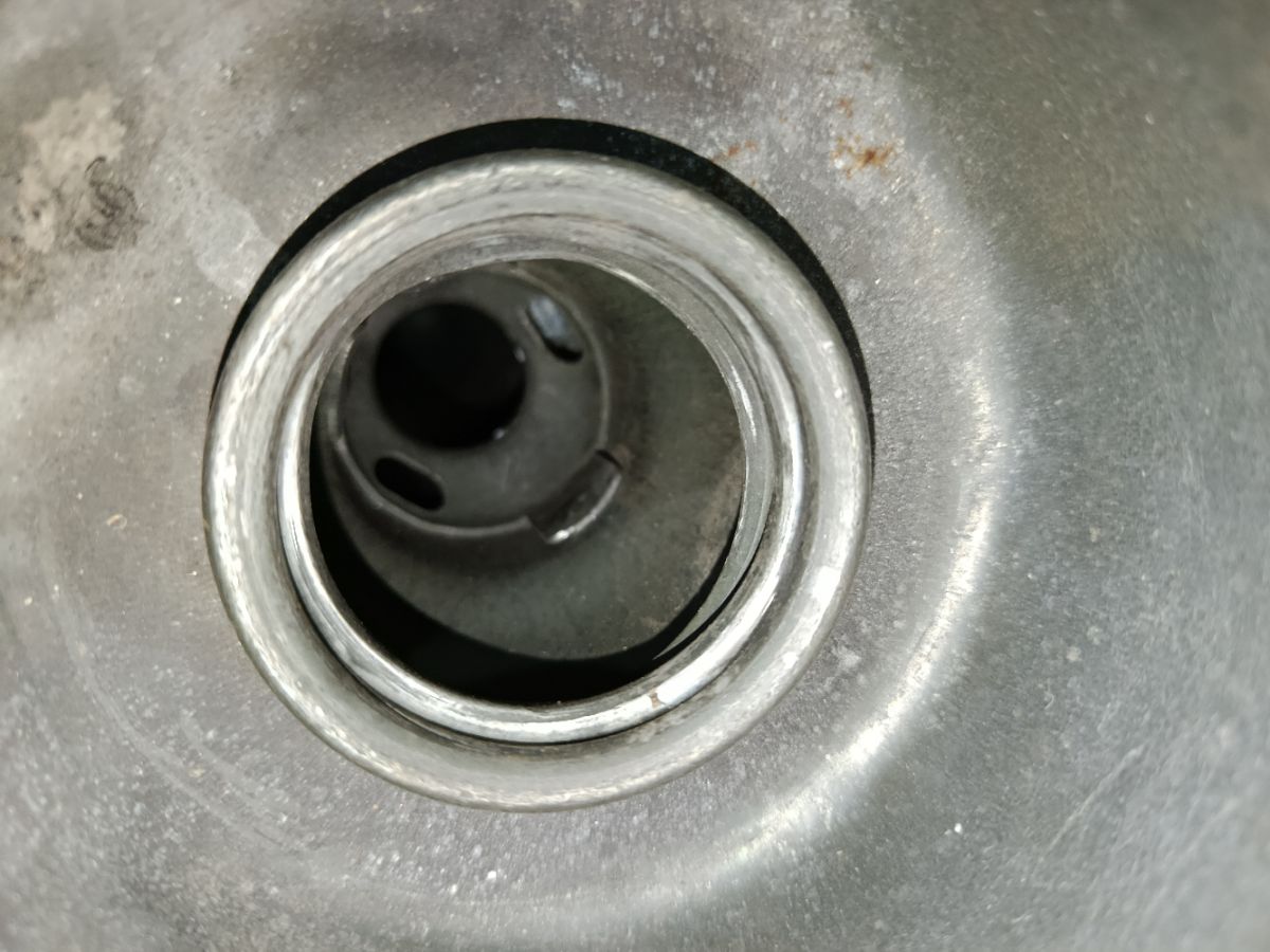 Заливная горловина топливного бака на Nissan Sunny FB15 QG15DE Фото 3