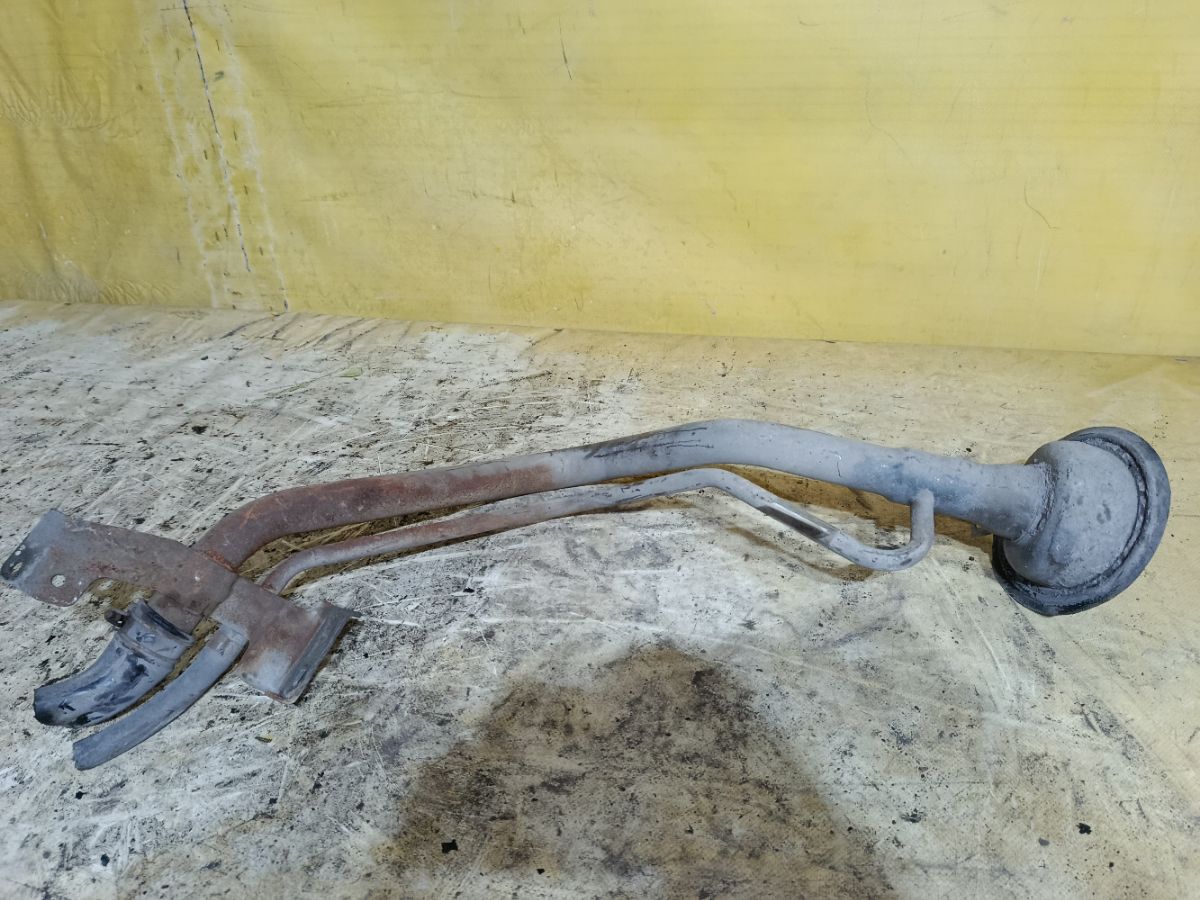 Заливная горловина топливного бака на Nissan Sunny FB15 QG15DE Фото 1