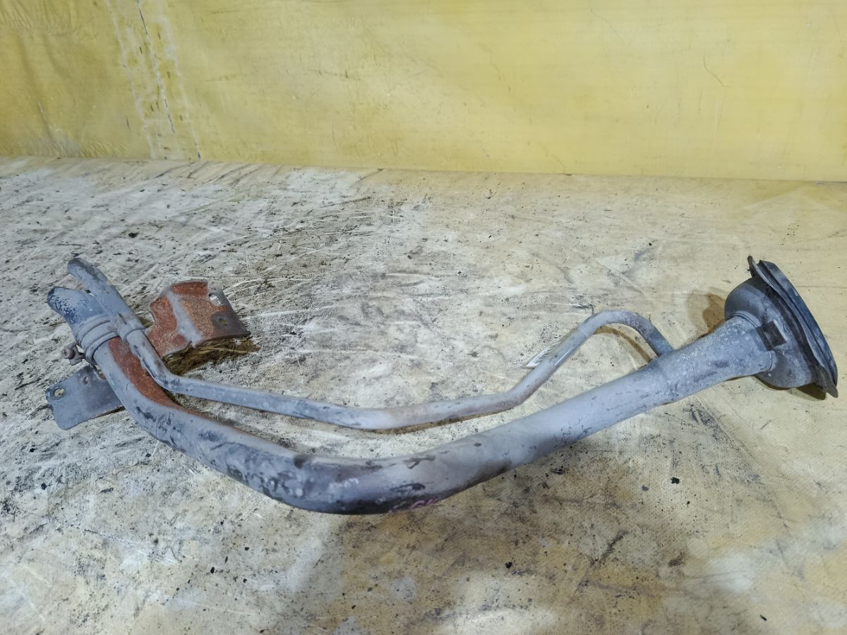 Заливная горловина топливного бака на Nissan Sunny FB15 QG15DE Фото 2