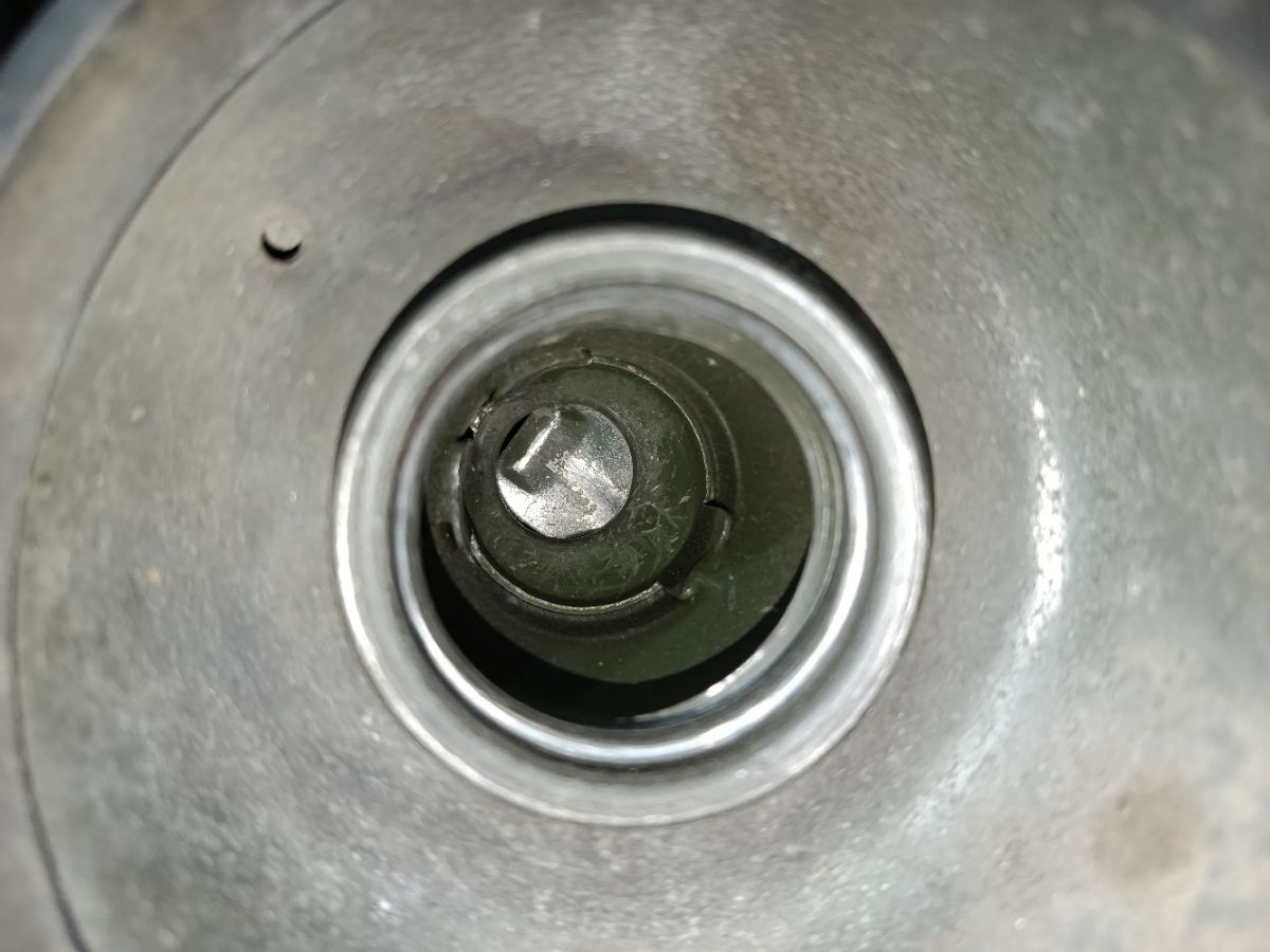 Заливная горловина топливного бака на Nissan Sunny FB15 QG15DE Фото 3
