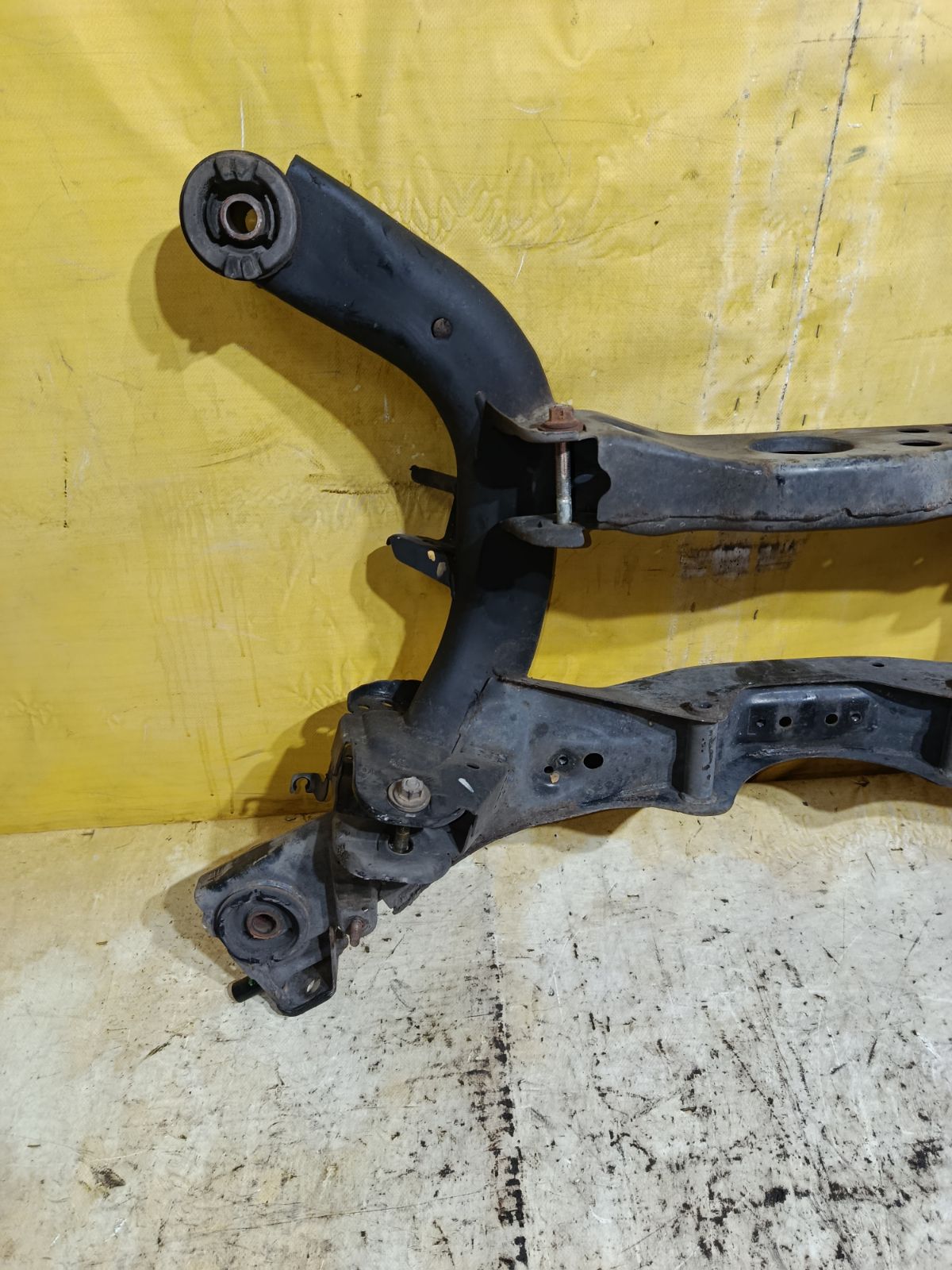 Балка подвески на Nissan Teana J31 VQ23DE Фото 4