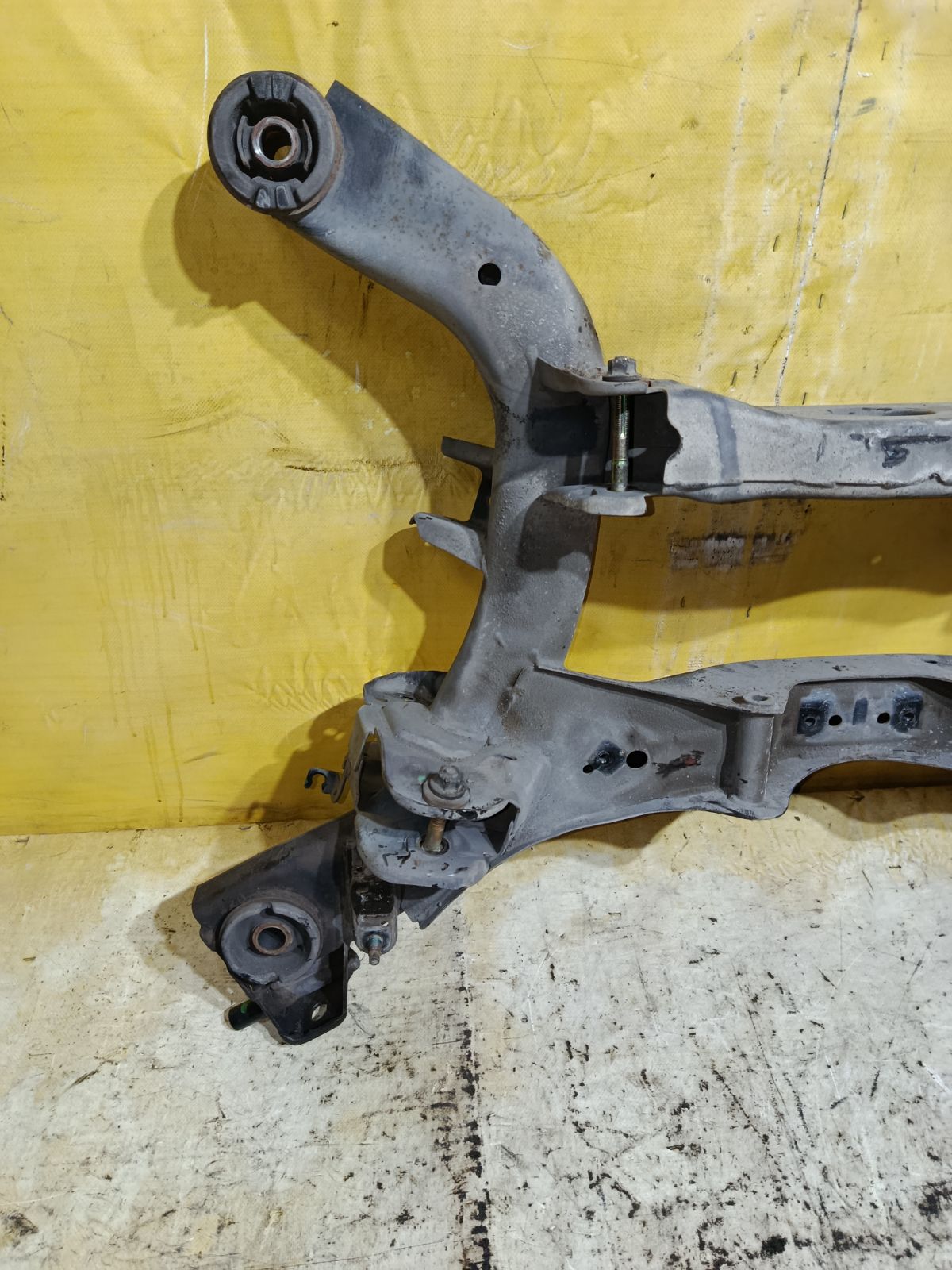 Балка подвески на Nissan Teana J31 VQ23DE Фото 2