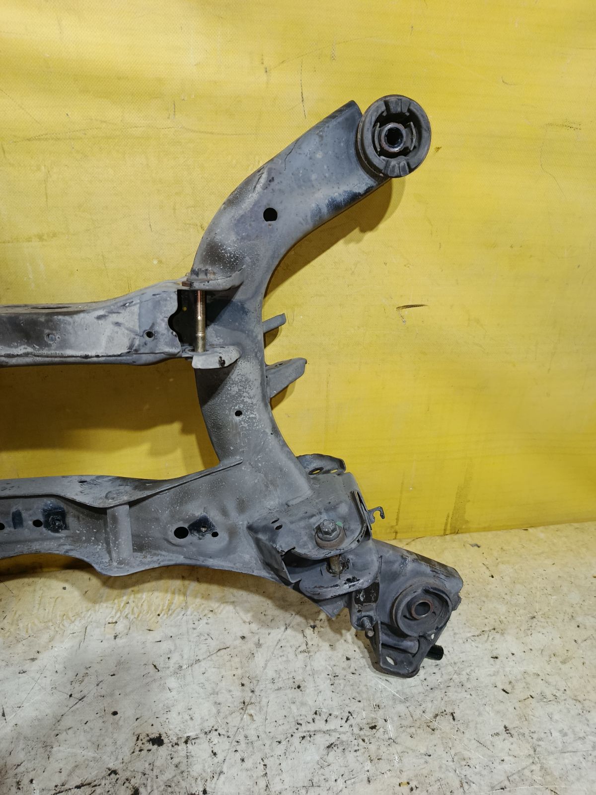 Балка подвески на Nissan Teana J31 VQ23DE Фото 3