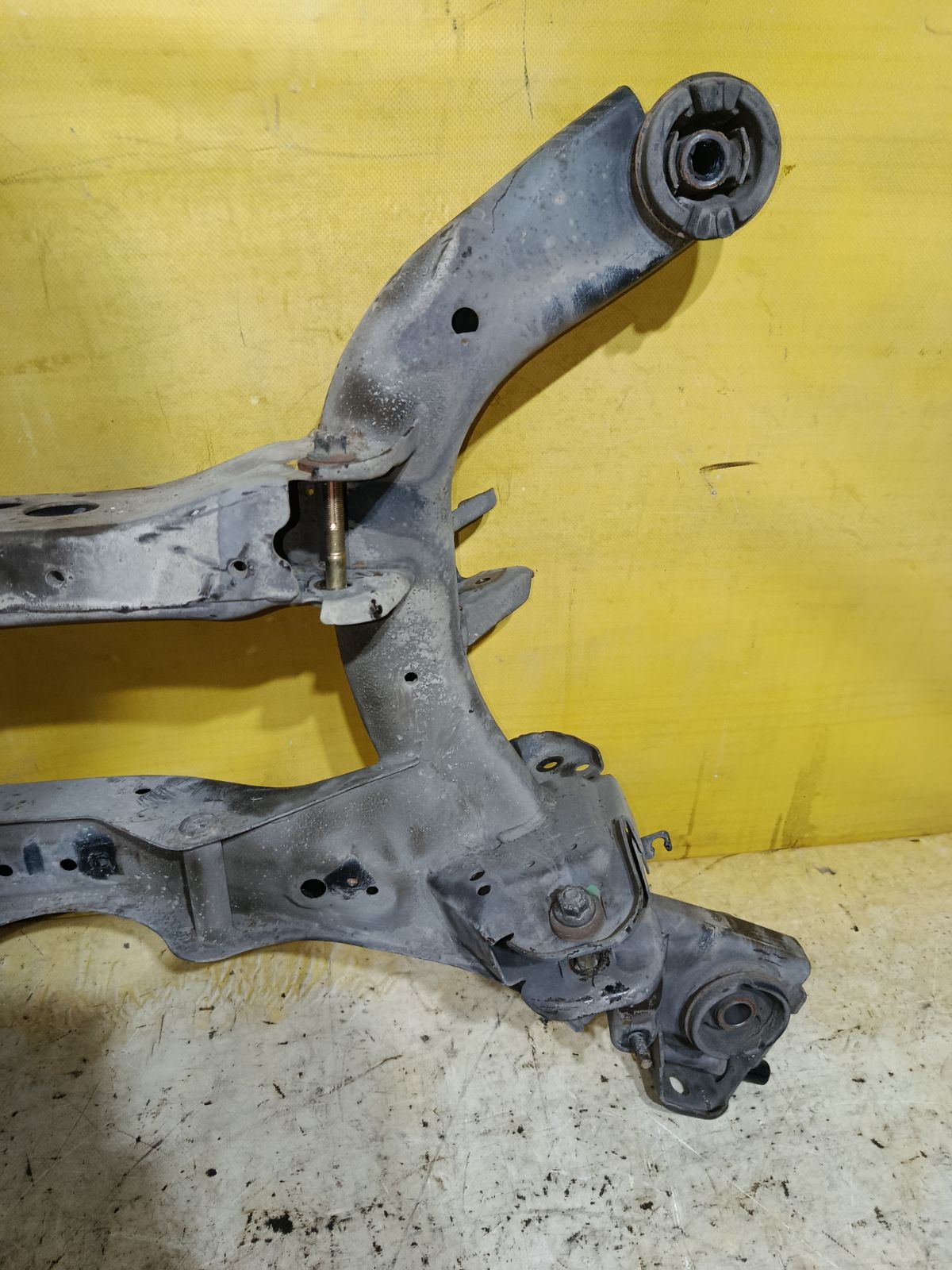 Балка подвески на Nissan Teana J31 VQ23DE Фото 9