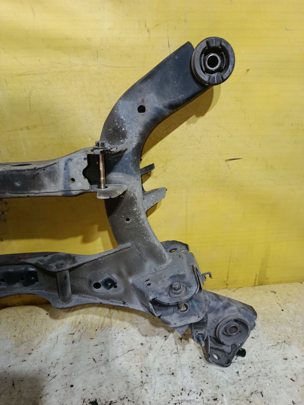 Балка подвески на Nissan Teana J31 VQ23DE Фото 3