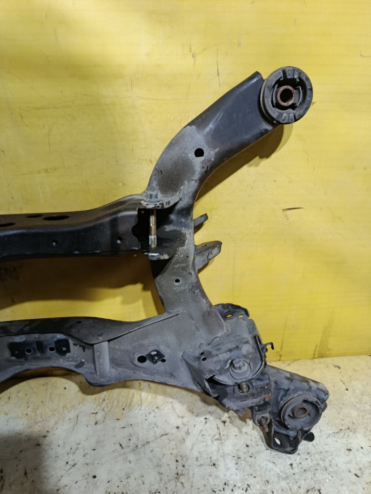 Балка подвески на Nissan Teana J31 VQ23DE Фото 3