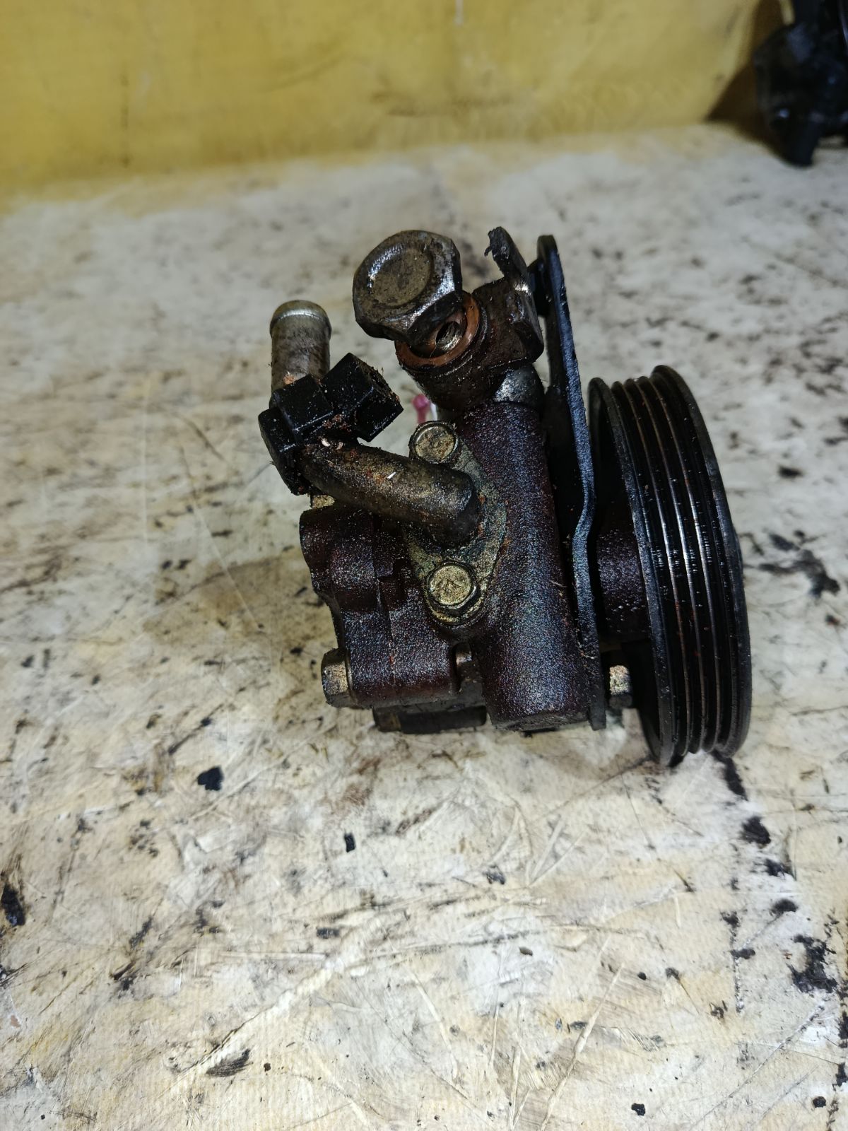 Насос гидроусилителя на Nissan Cefiro A33 VQ20DE Фото 2