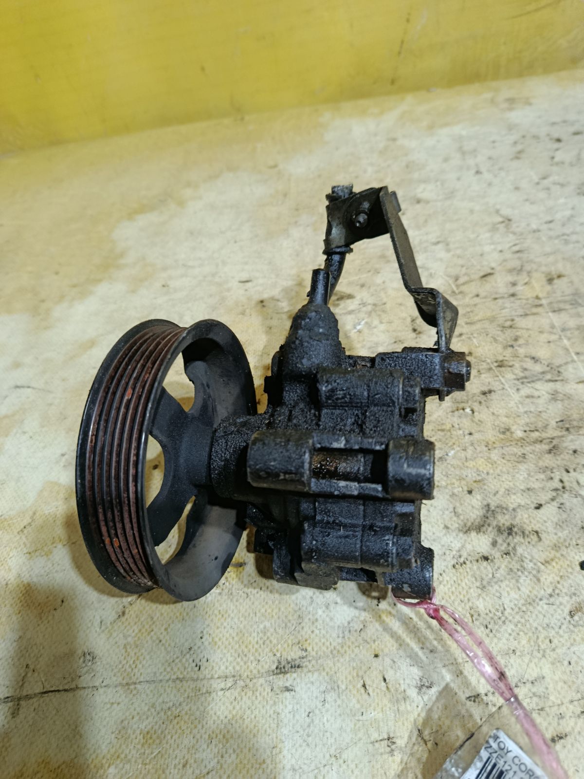 Насос гидроусилителя на Toyota Corolla ZZE121 3ZZ-FE Фото 2