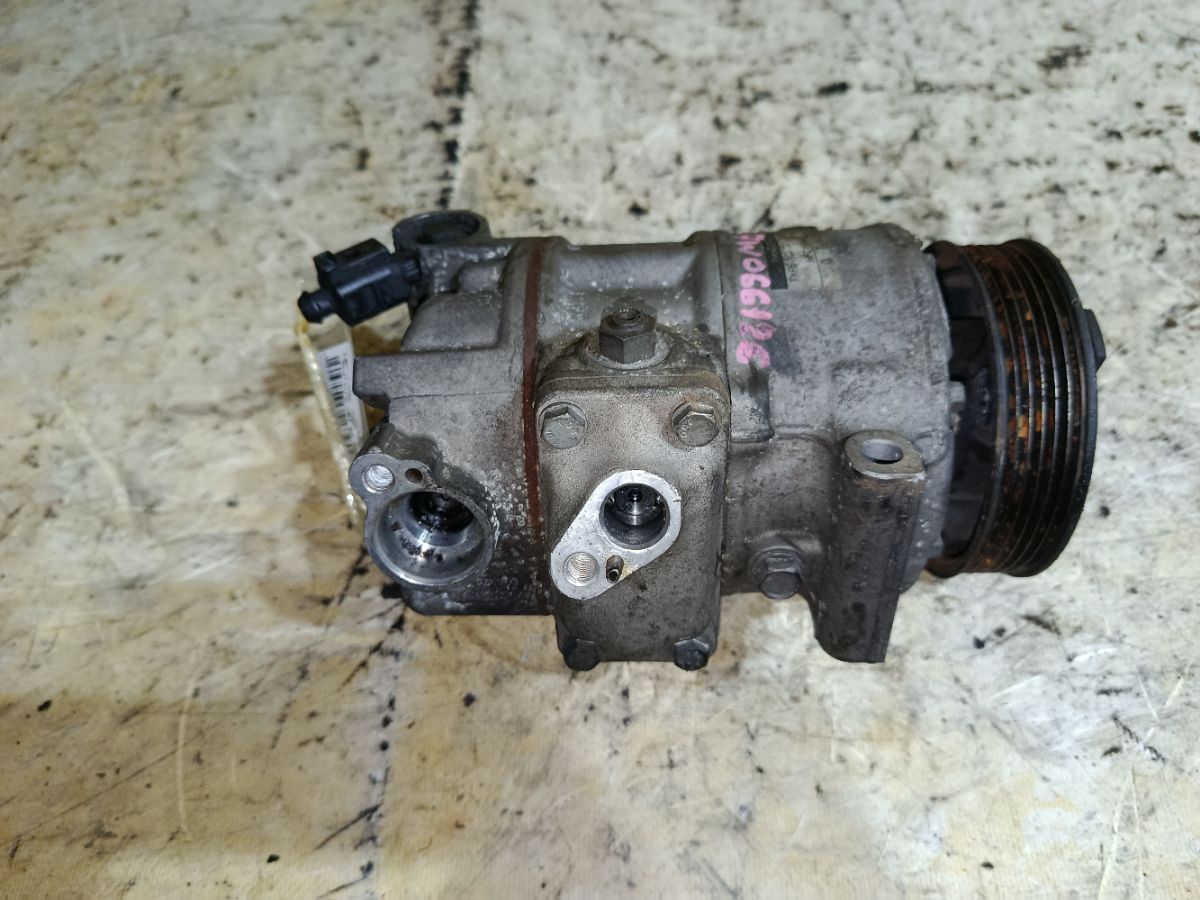 Компрессор кондиционера на Volkswagen Golf V 1K Фото 1