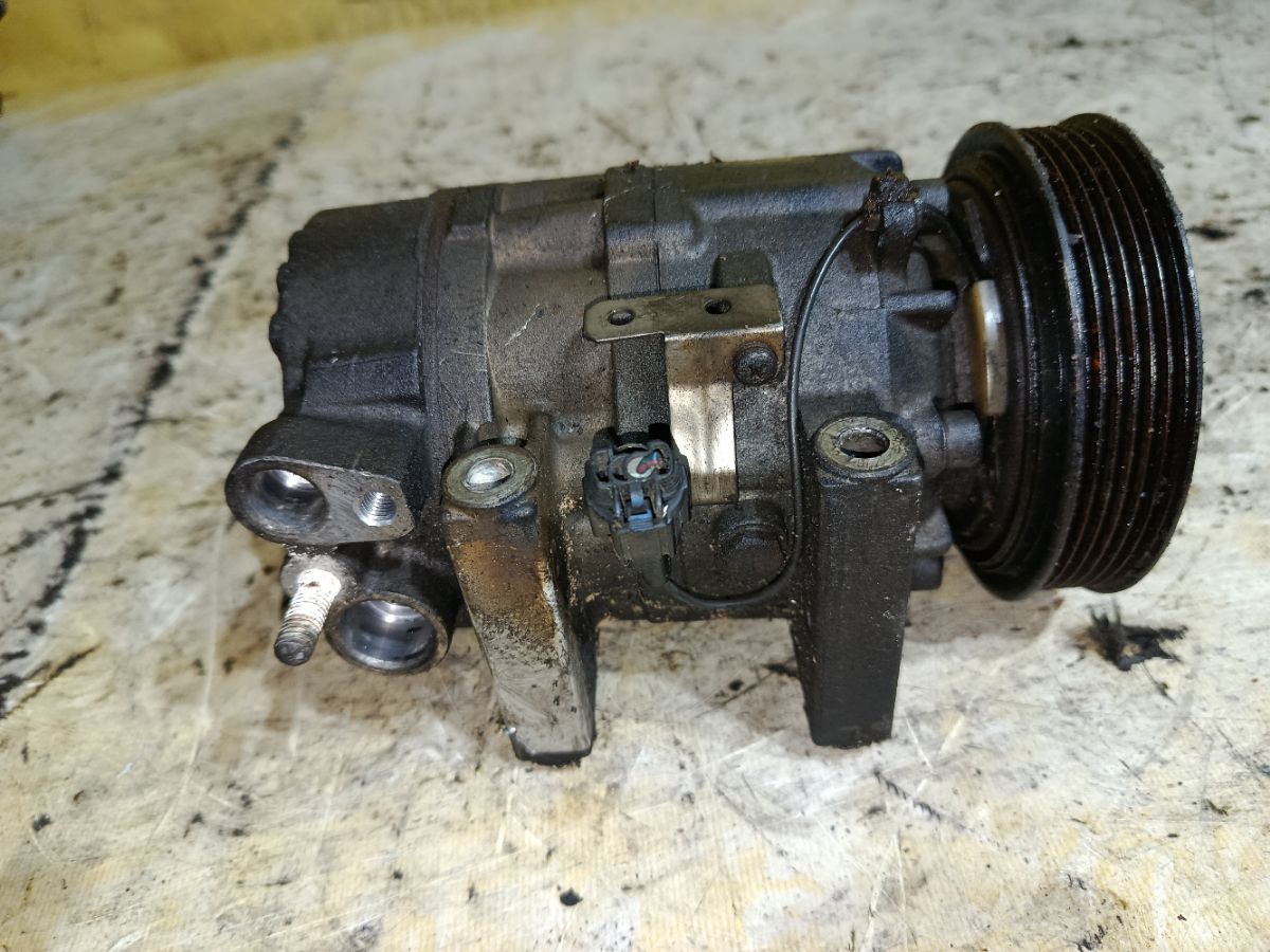 Компрессор кондиционера 92600-AU000 на Nissan X-Trail NT30 QR20DE Фото 1