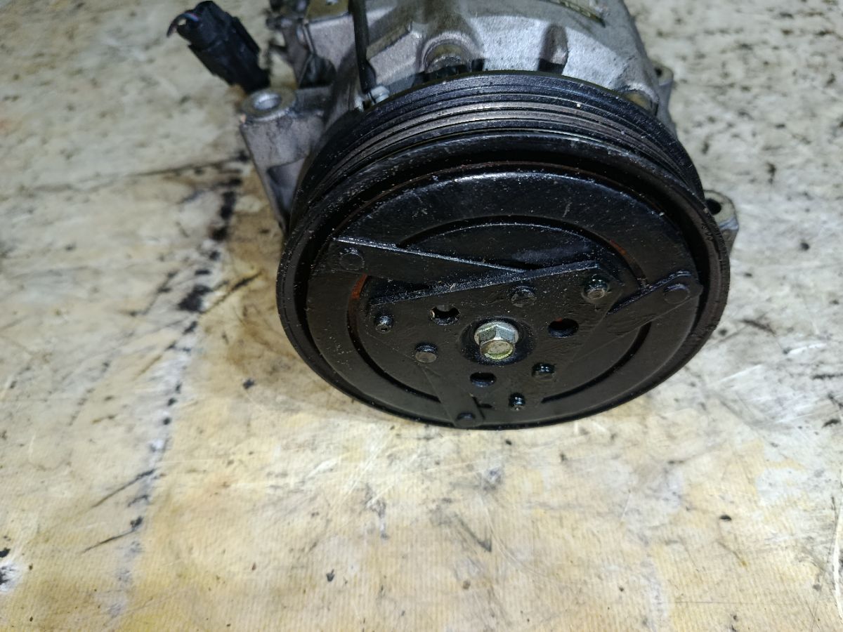 Компрессор кондиционера 92600-AU000 на Nissan X-Trail NT30 QR20DE Фото 4