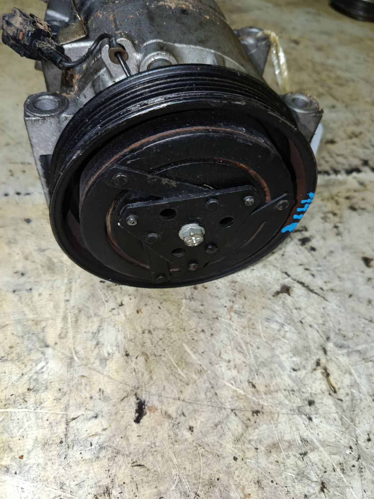 Компрессор кондиционера на Nissan Cefiro A33 VQ20DE Фото 3