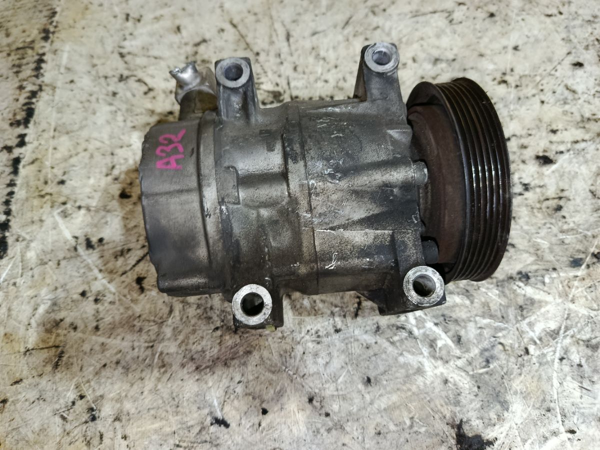 Компрессор кондиционера 92600-2Y001 на Nissan Cefiro A32 VQ20DE Фото 3