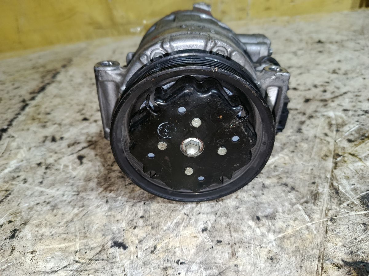 Компрессор кондиционера на Audi A4 8E BBJ Фото 5