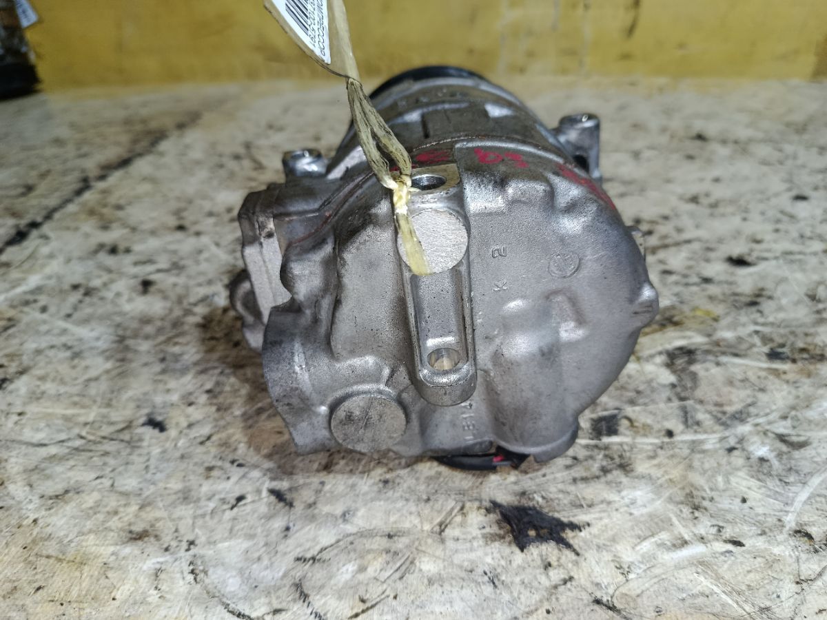 Компрессор кондиционера на Audi A4 8E BBJ Фото 6