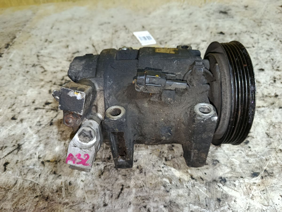 Компрессор кондиционера 92600-2Y001 на Nissan Cefiro A32 VQ20DE Фото 1