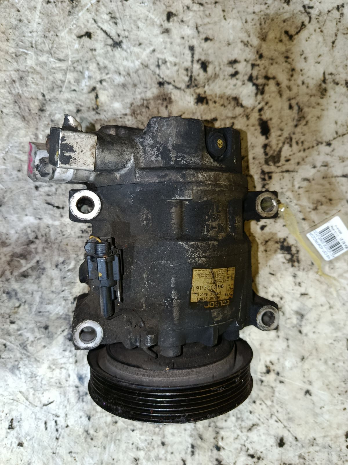 Компрессор кондиционера 92600-2Y001 на Nissan Cefiro A32 VQ20DE Фото 2