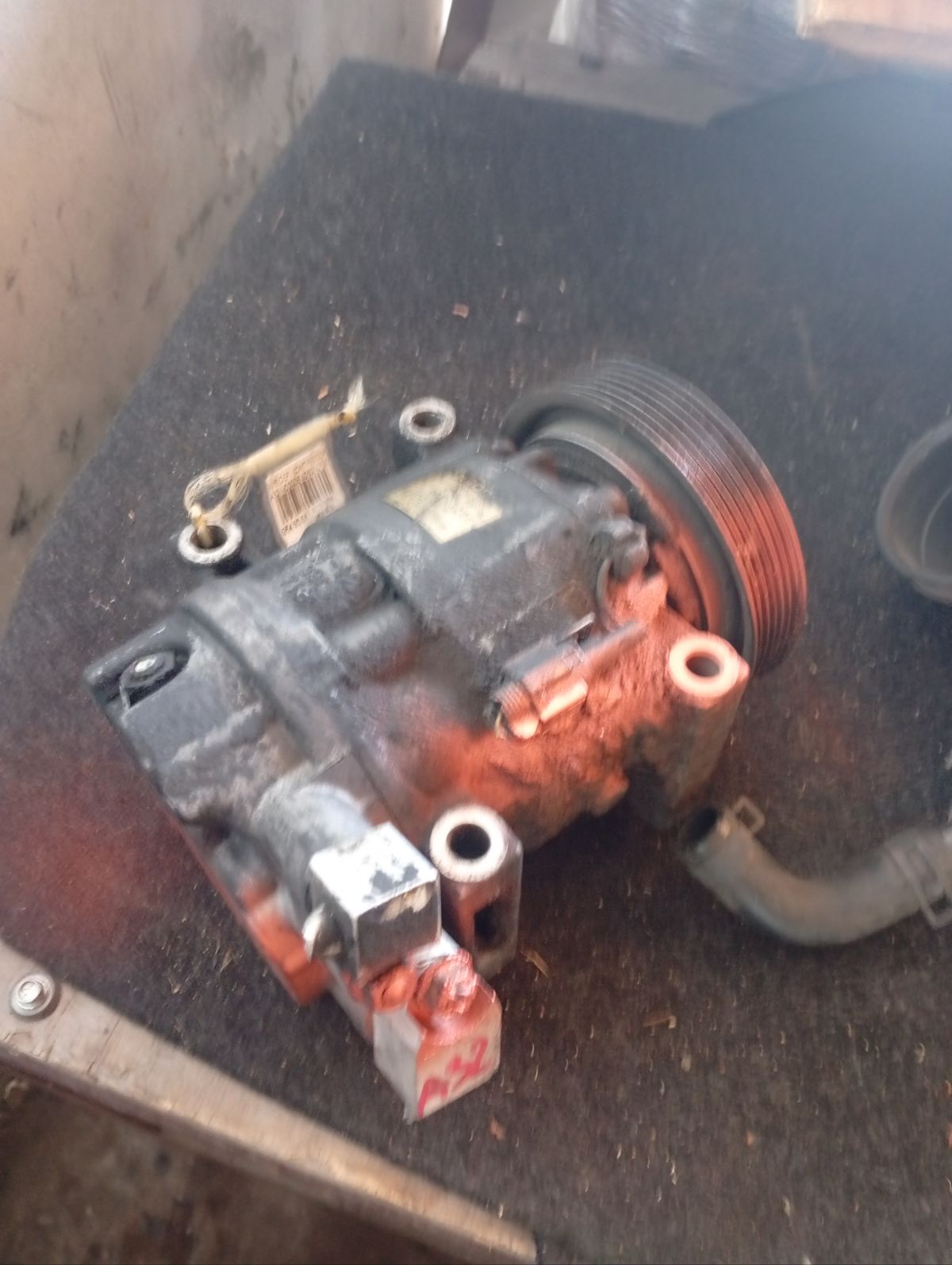 Компрессор кондиционера 92600-2Y001 на Nissan Cefiro A32 VQ20DE Фото 7