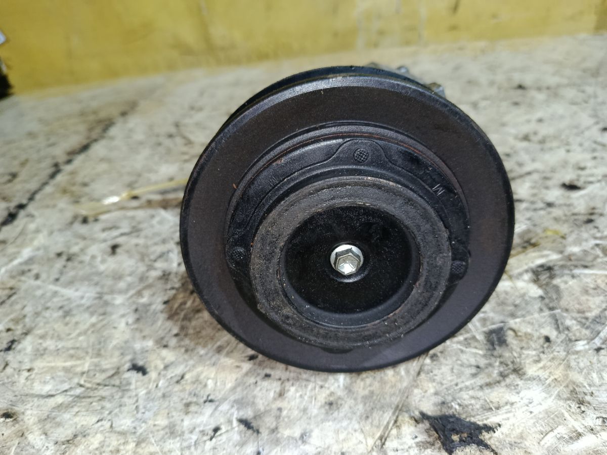 Компрессор кондиционера на Toyota Corolla ZZE121 3ZZ-FE Фото 6