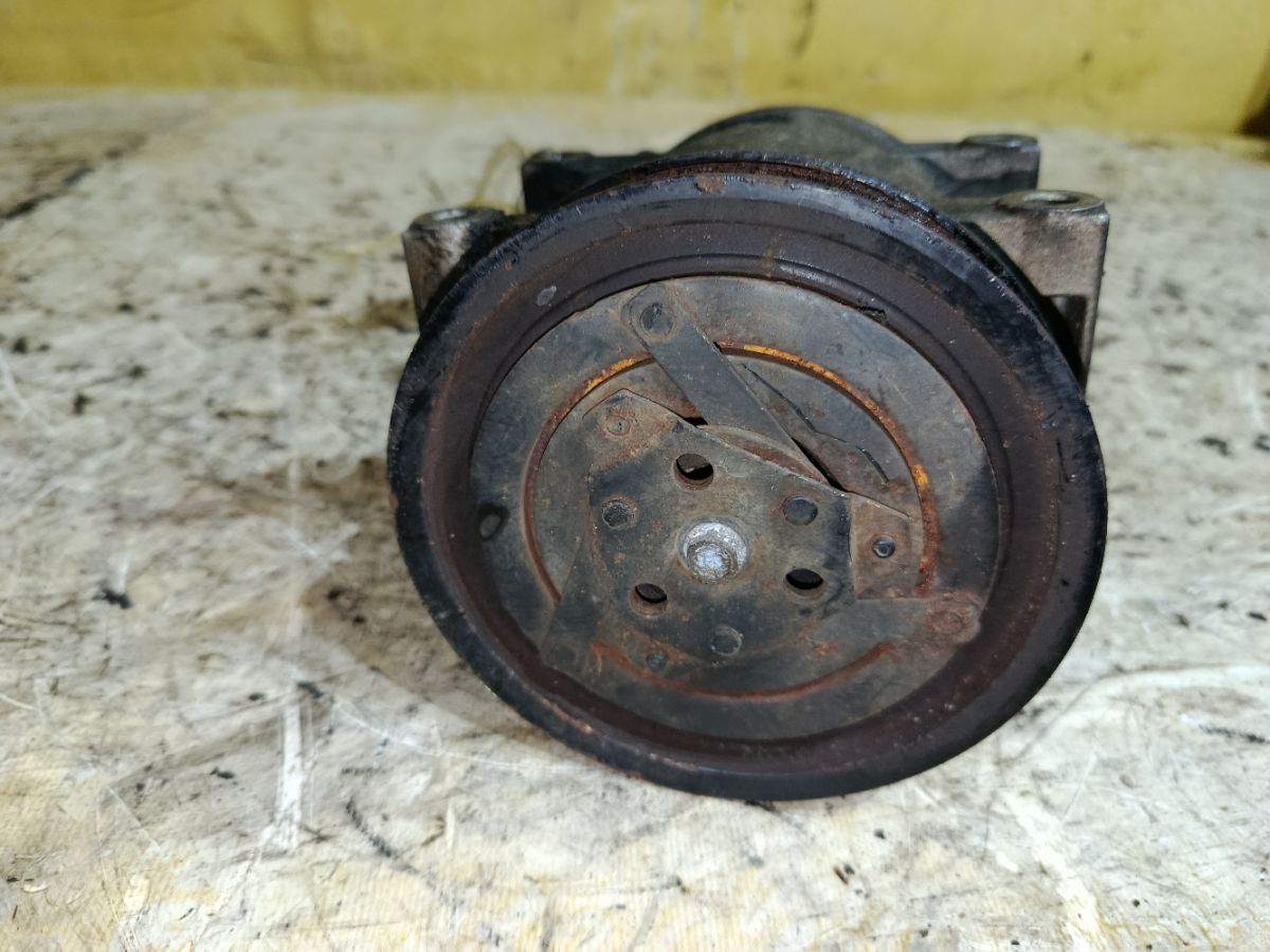 Компрессор кондиционера на Nissan Serena PC24 SR20DE Фото 5