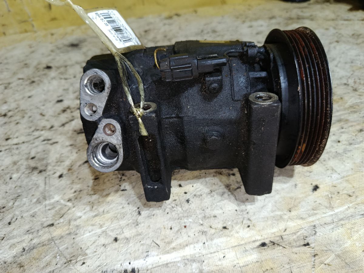 Компрессор кондиционера 92600-31U01 на Nissan Cefiro A32 VQ20DE Фото 2