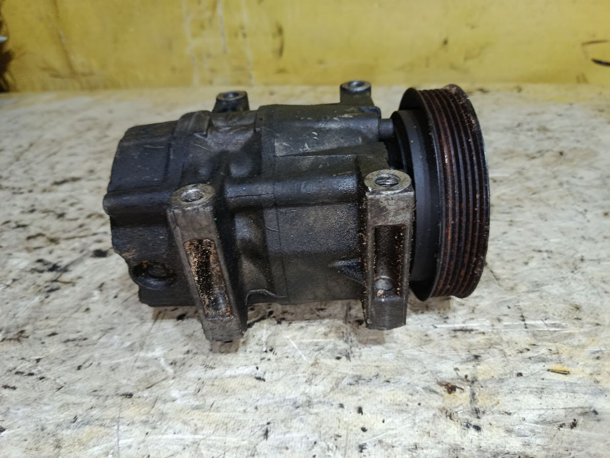 Компрессор кондиционера 92600-31U01 на Nissan Cefiro A32 VQ20DE Фото 4