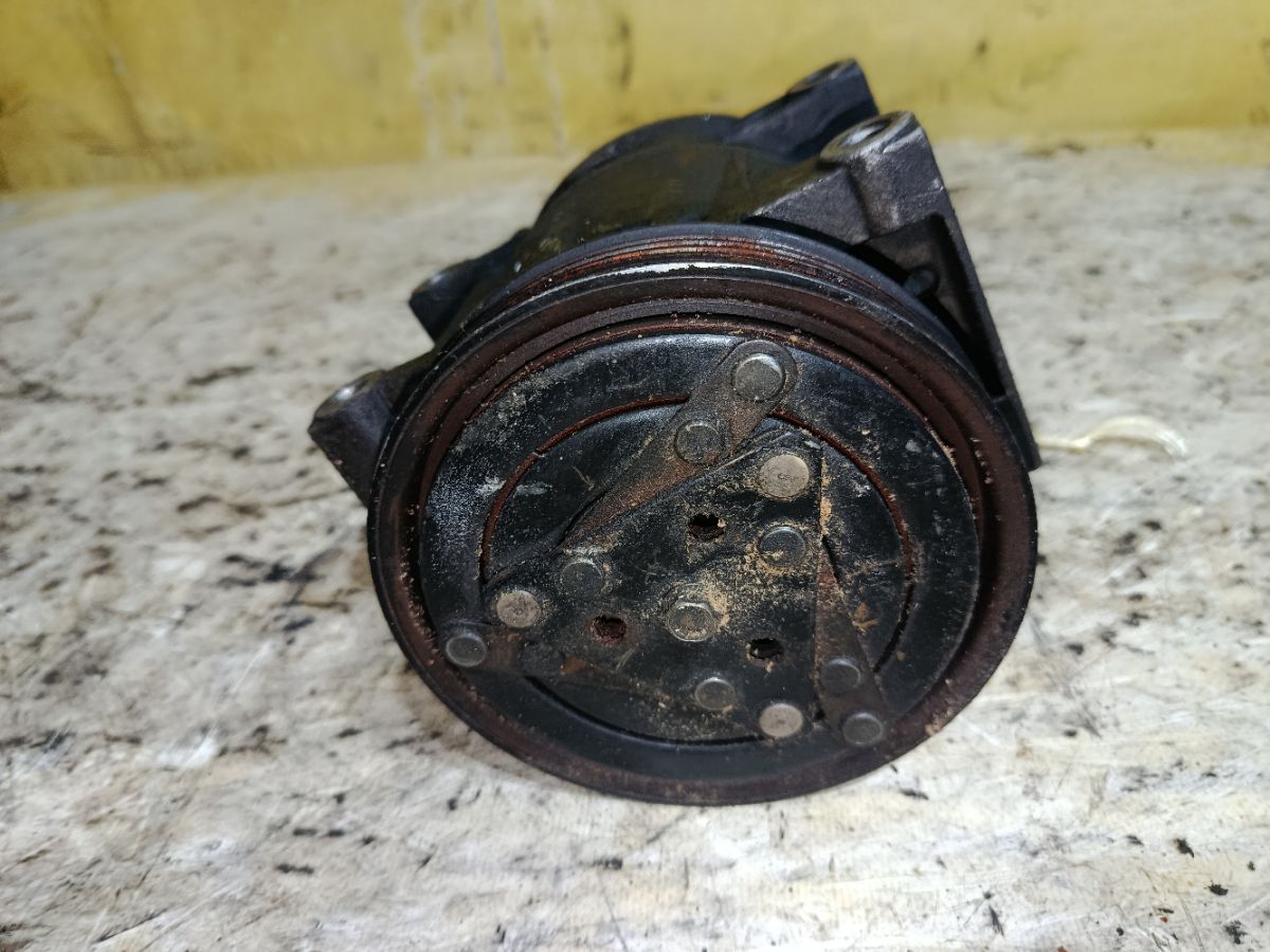 Компрессор кондиционера 92600-31U01 на Nissan Cefiro A32 VQ20DE Фото 5