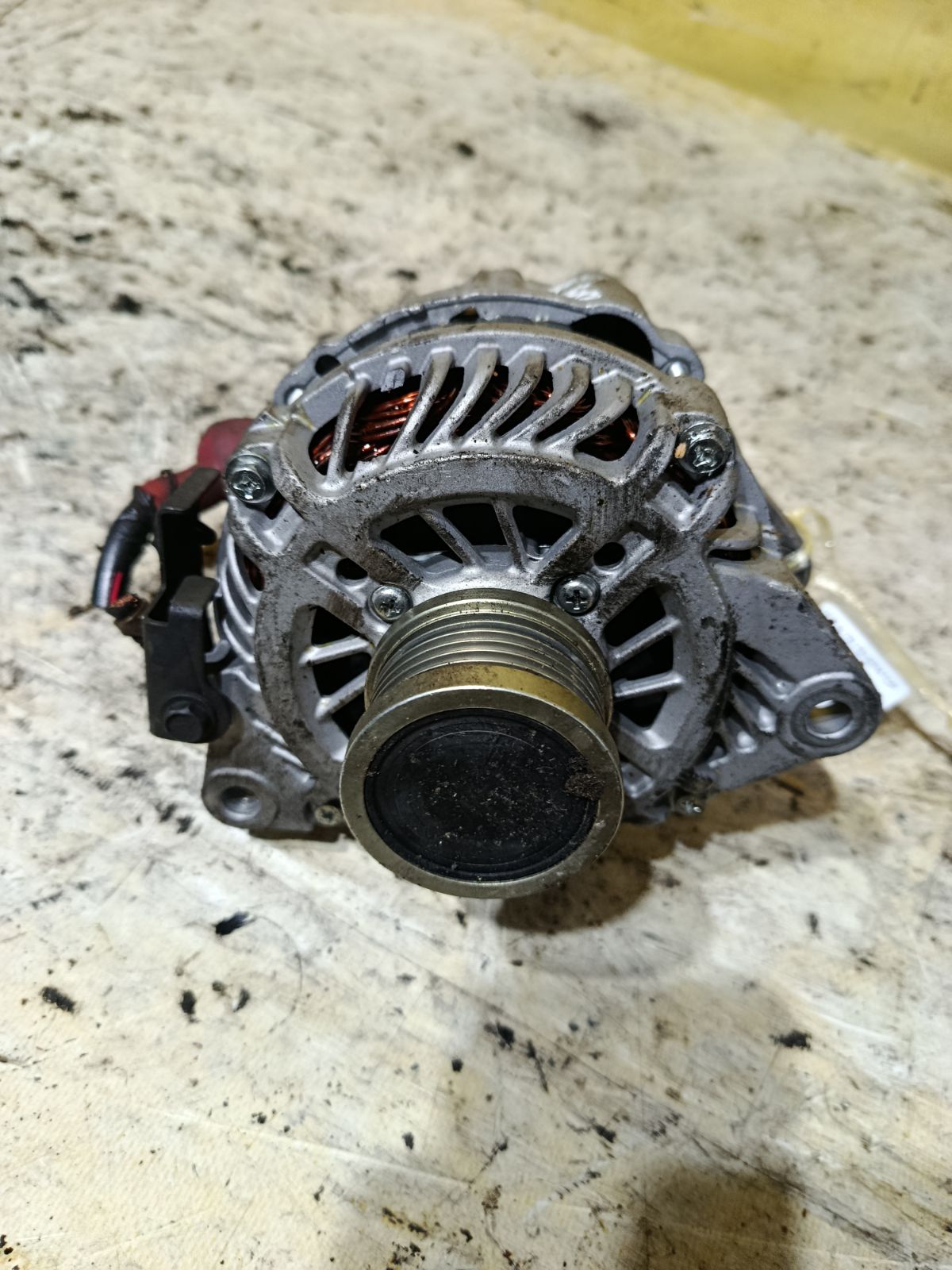 Генератор на Nissan X-Trail NT30 QR20DE Фото 1